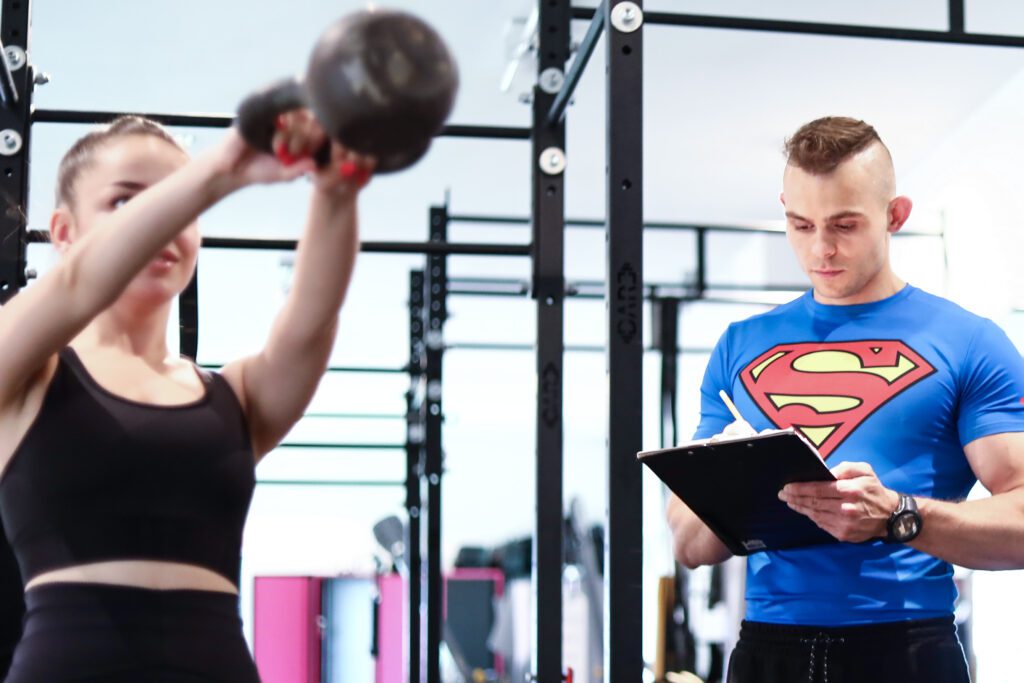 Trening personalny wykonywany przez profesjonalistę w Krakowie