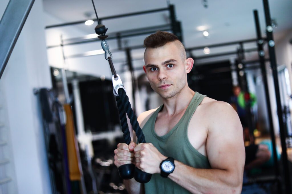 Sebastian, trener personalny z Krakowa, podczas ćwiczeń