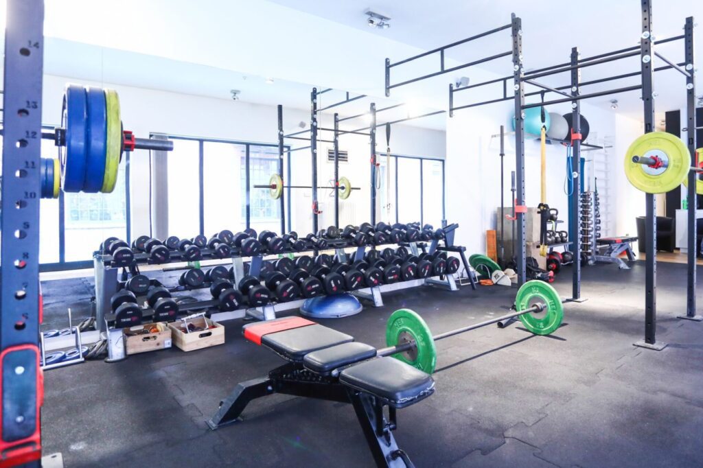 sztangi w studiu FitNow w Krakowie