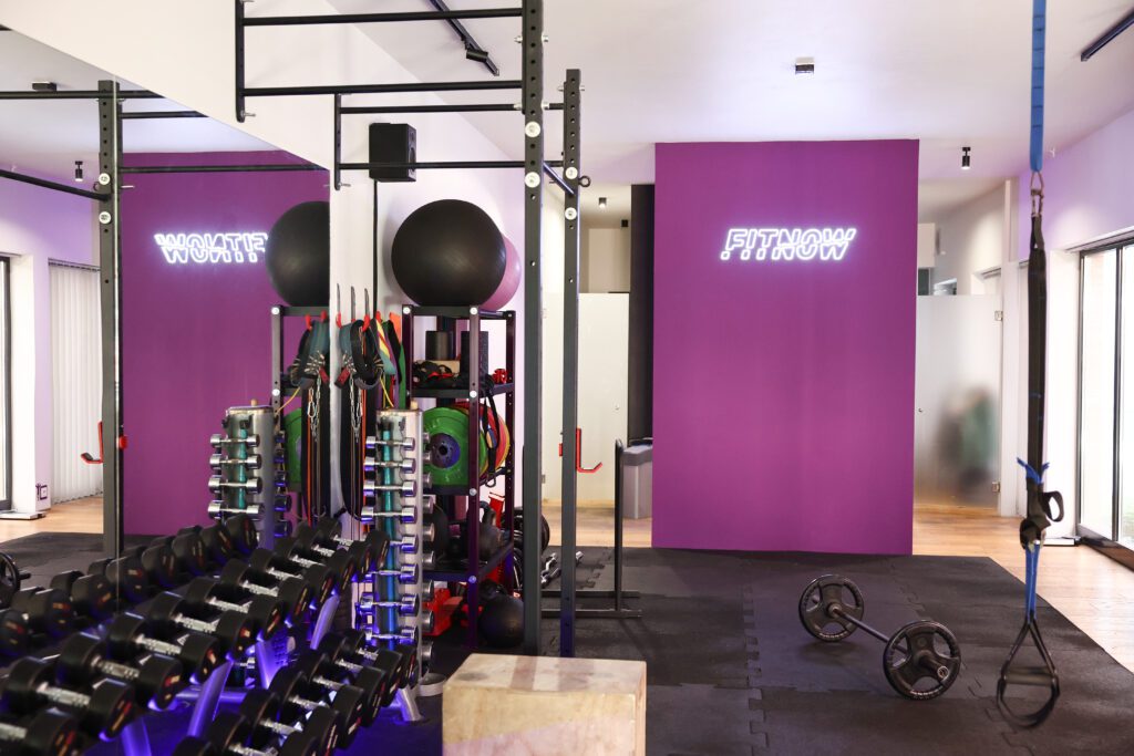 Puste studio treningów personalnych FitNow w Krakowie