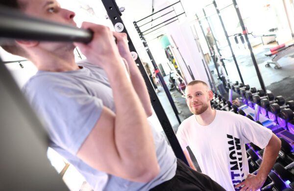 Podciąganie pod okiem trenera personalnego