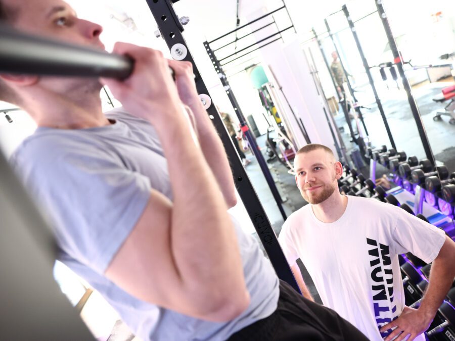 Podciąganie pod okiem trenera personalnego