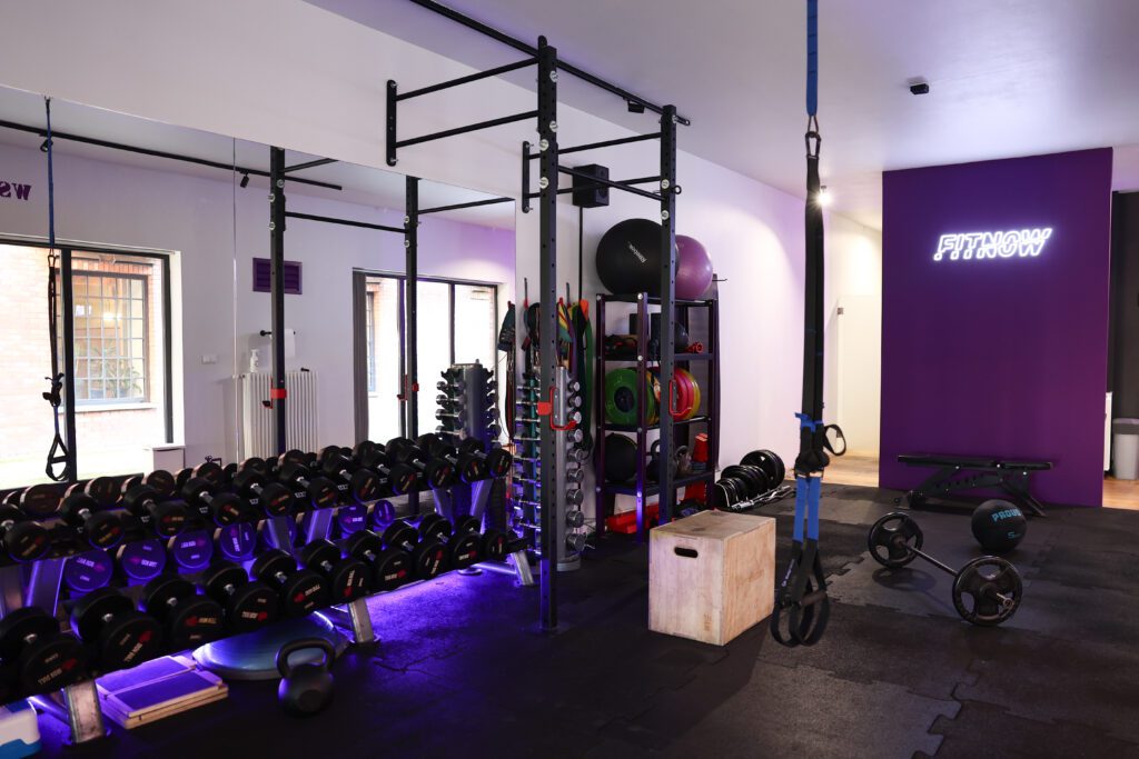 Puste studio treningów personalnych FitNow w Krakowie