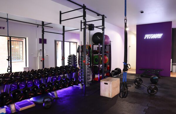 Puste studio treningów personalnych FitNow w Krakowie
